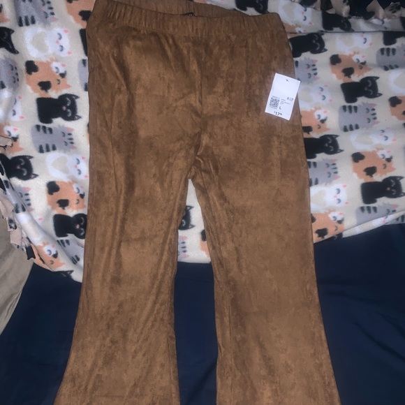 Super adorable suede pants 🥰 - Picture 2 of 5